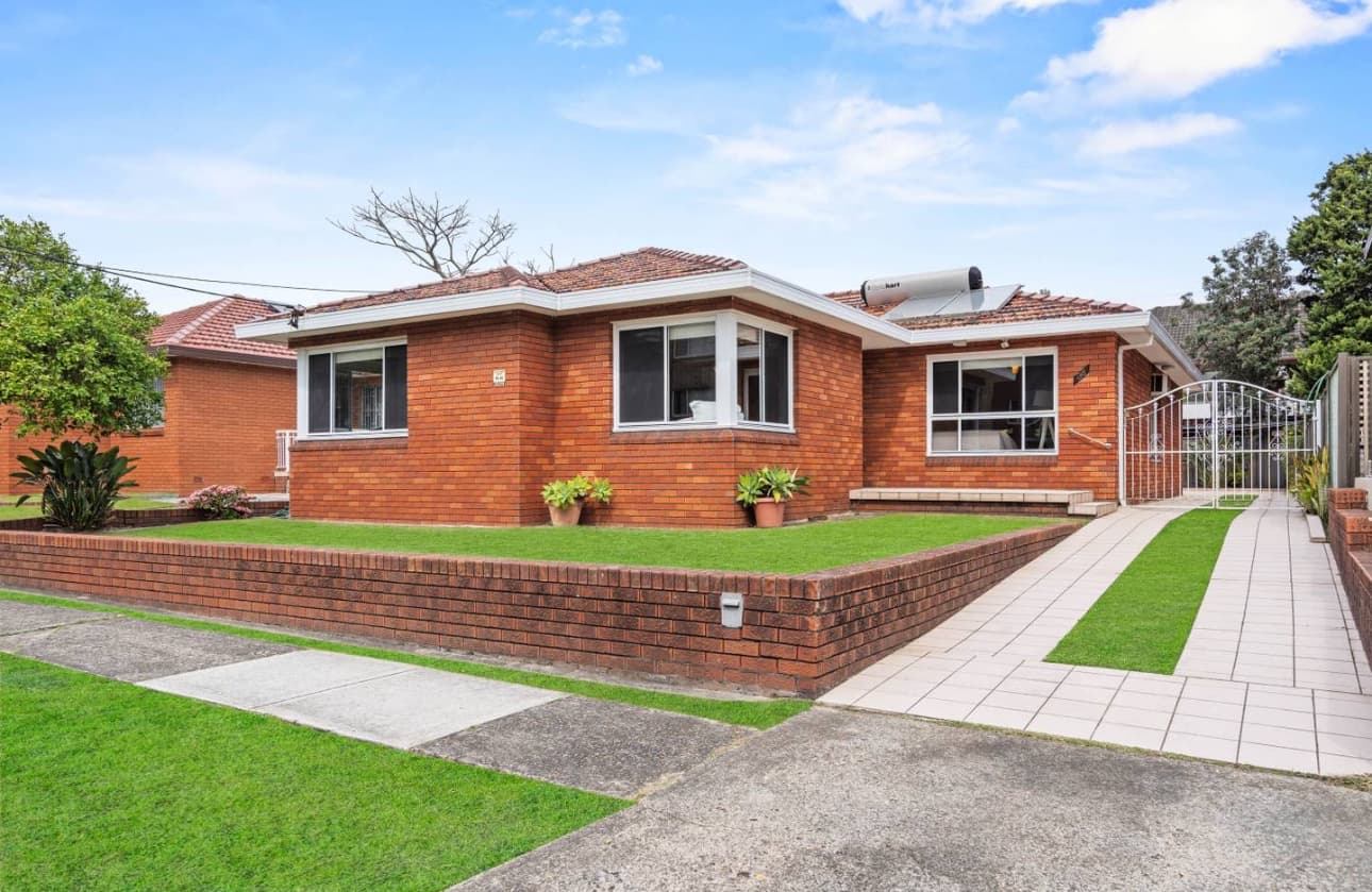 Endless Potential in a Prime Eastlakes Location